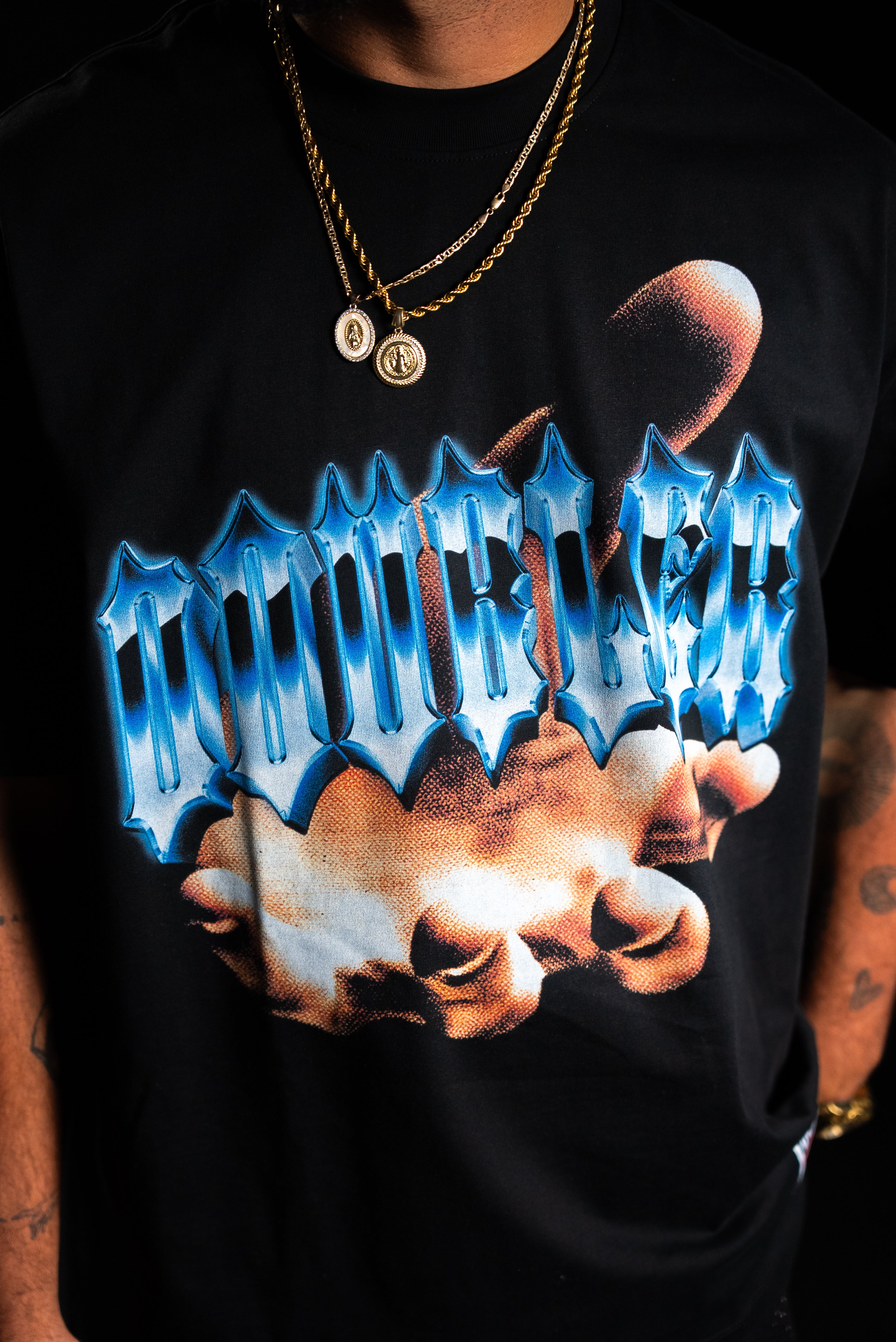“woRRld in my hands” T-SHIRT